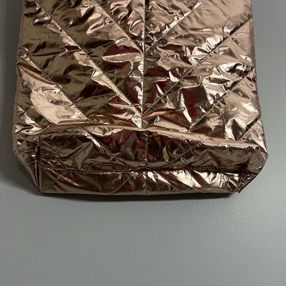 NWT Victoria's Secret Rose Gold Metallic Bag Quilted Weekender Limited Edition - Picture 7 of 9